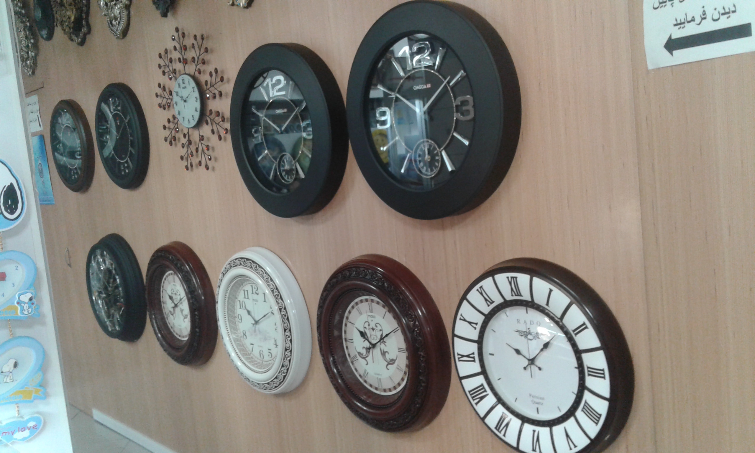 نمونه ساعت های دیواری نصب شده در فروشگاه